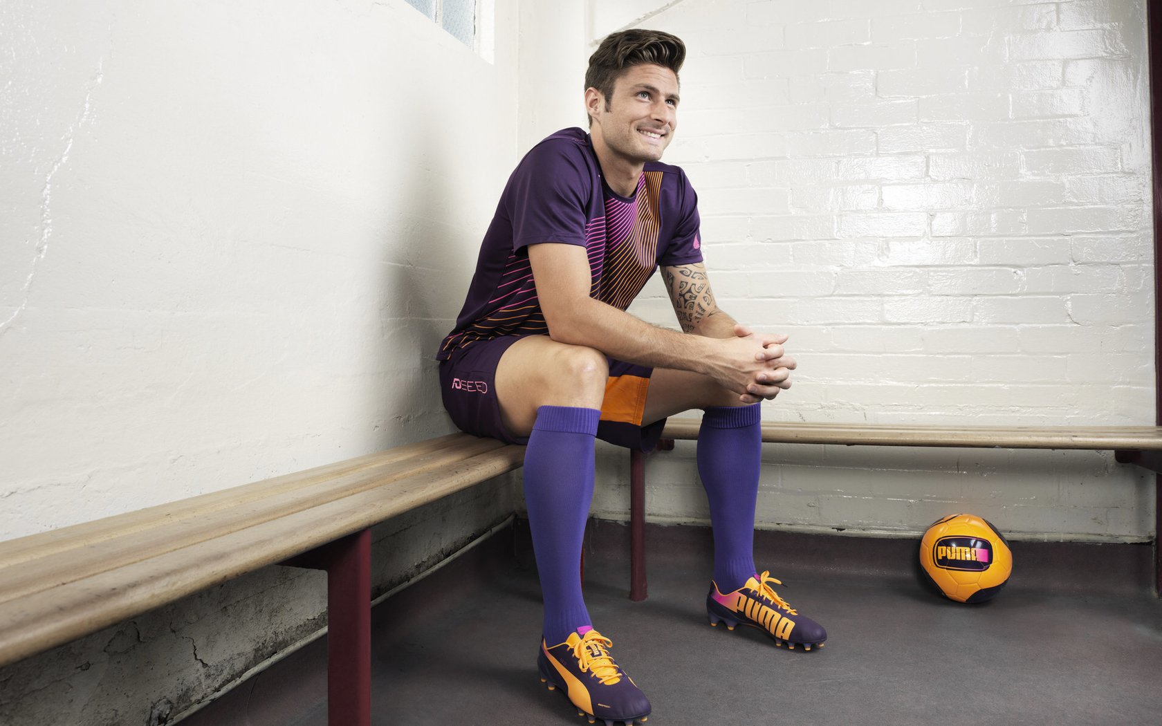 _无人机携手足球:未来场景新体验_,无人机足球天上的前锋